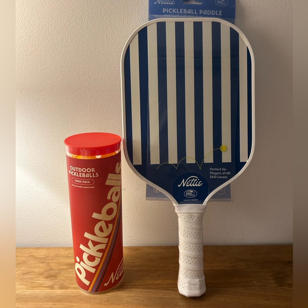 Nettie pickleball paddle + 3 pickle balls